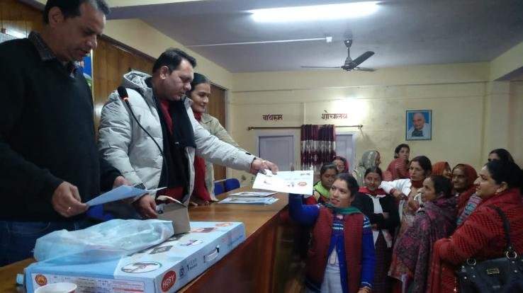 हिमाचल प्रदेश गृहणी सुविधा योजना के तहत दाड़लाघाट की 8 पंचायतों में 150 गृहणियों को दिए गए गैस कनेक्शन