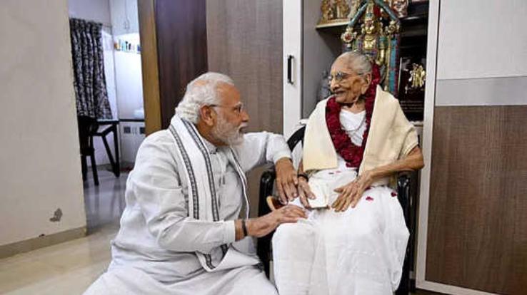 PM Modi performed the last rites of his mother Heeraben