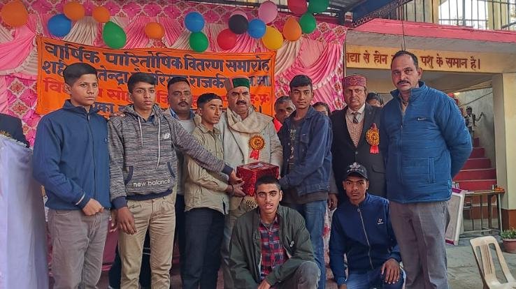 Indra Dutt Lakhanpal distributed prizes to the meritorious students of Sohari School