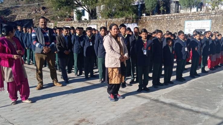 विद्यालय दाड़लाघाट में नीले रंग के ब्लेजर को ड्रेस कोड के रूप में किया शामिल