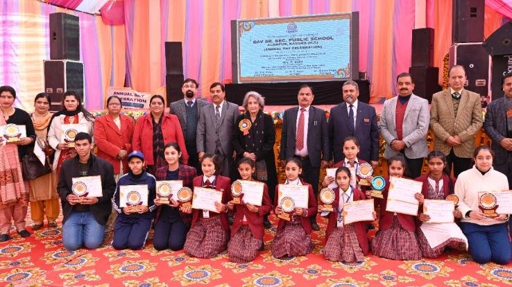 Annual day celebrated with pomp in DAV School Alampur