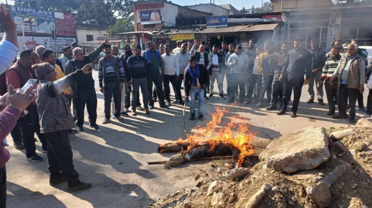 Protest of private truck operators continues against the closure of cement factories