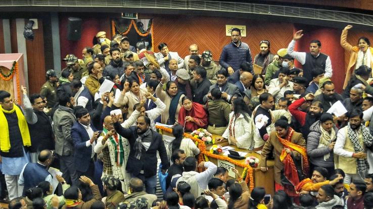 Scuffle between AAP and BJP councilors in Delhi Mayor election