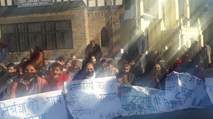  महिलाओ पर बढ़ते अत्याचार पर किया प्रदर्शन