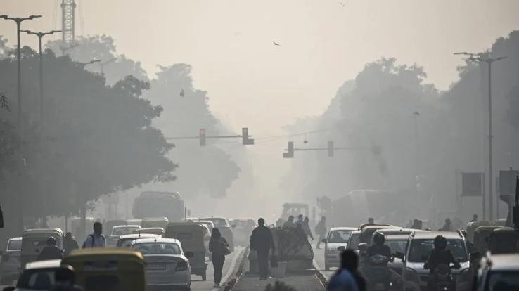 Country's capital Delhi in the lap of fog, traffic affected