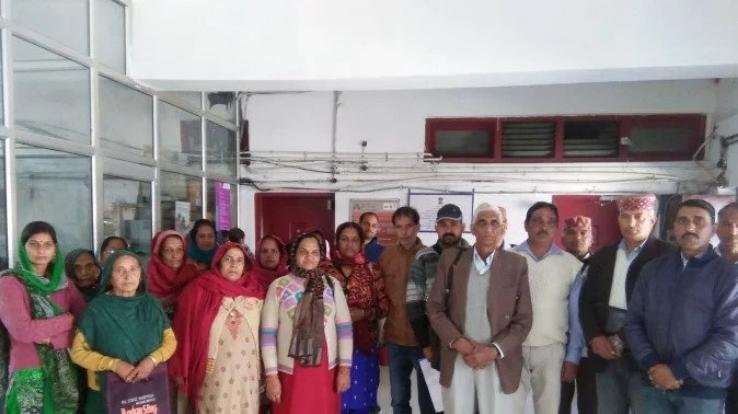 सड़क बहाल करवाने के लिए डीसी कार्यालय पहुंचे ग्रामीण हमीरपुर