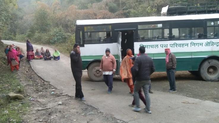 Corporation's bus returned from Jogindernagar to Ropa Banwar route 800 meters from the destination, villagers agitated