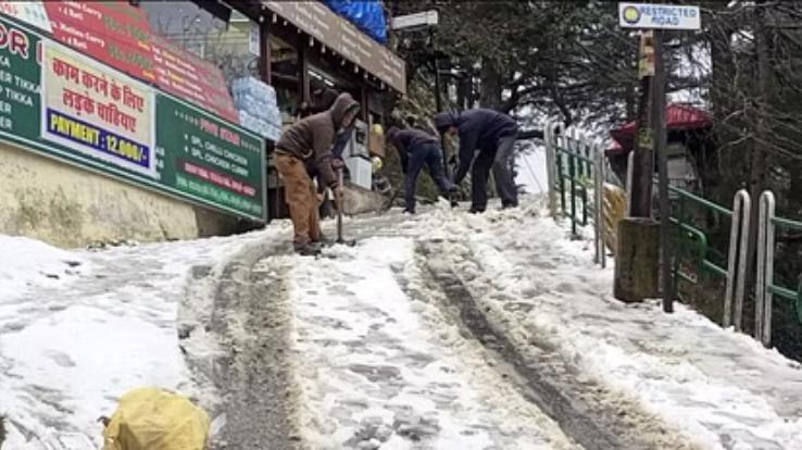 Snowfall in the state blocked 275 roads including three national highways, 330 power transformers stalled
