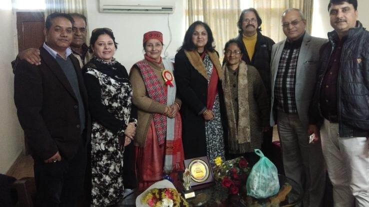 साहित्य के क्षेत्र में नवोदित लेखकों को मिलना चाहिए मंच