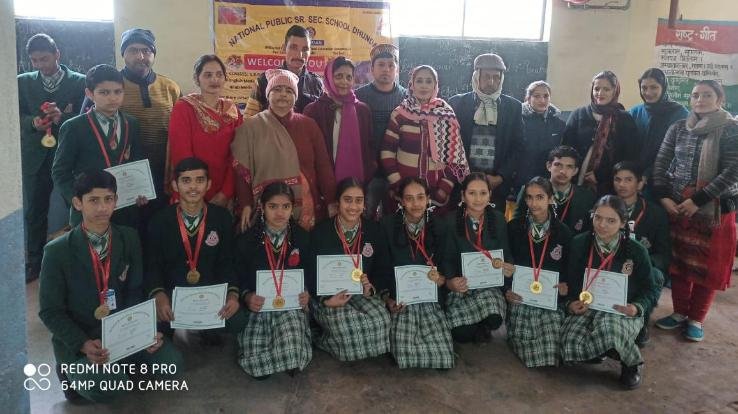 धुन्दन के नेशनल सीनियर सेकेंडरी स्कूल के उत्कृष्ट प्रदर्शन करने वाले छात्रों को किया सम्मानित