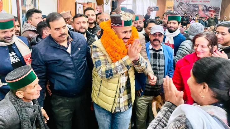 People felicitated Vikramaditya Singh, Minister of Public Works and Youth Services and Sports