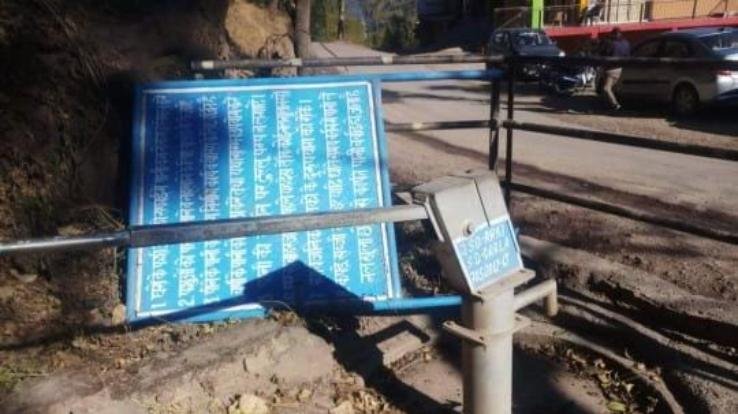 Darlaghat: Problems of local people increased due to failure of hand pump Darlaghat: Problems of local people increased due to failure of hand pump