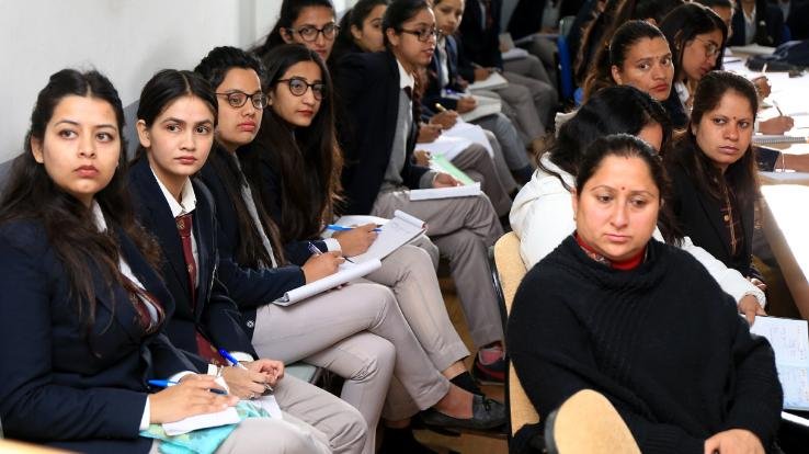 शूलिनी यूनिवर्सिटी सोलन में किया गया औद्योगिक अभिप्रेरणा शिविर का आयोजन