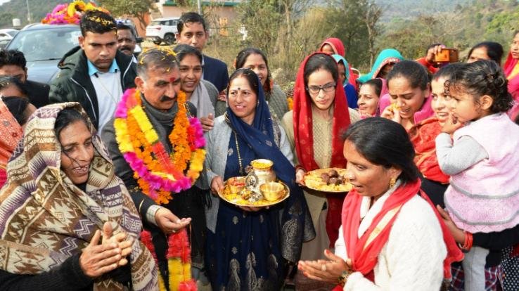 The simplicity of Chief Minister Thakur Sukhwinder Singh Sukhu is going straight into the hearts of the people
