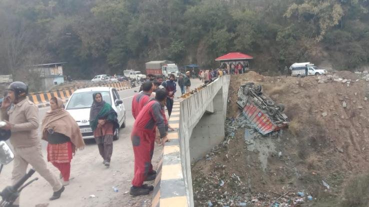 A truck full of cement rolled down from the bridge, 3 people including the driver injured, two in critical condition