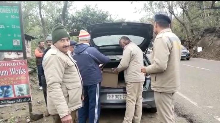 Police caught 8 boxes of illegal country liquor in Haripur Dosadka