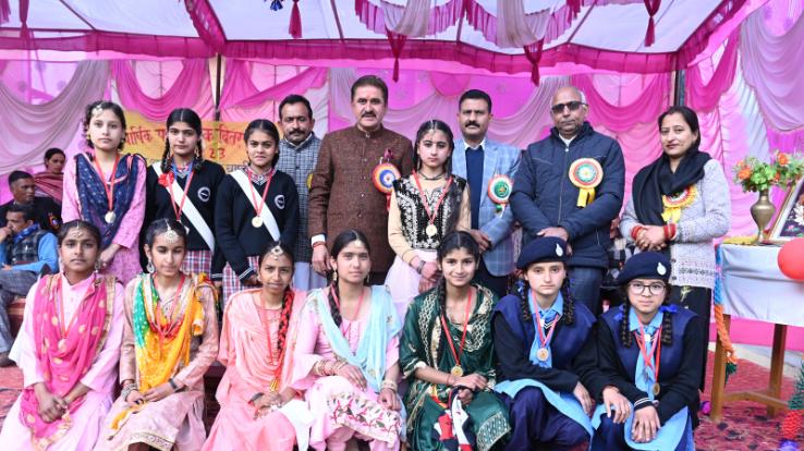 Kunihar: CPS Ramkumar Chaudhary awarded meritorious children in Chandi Vidyalaya