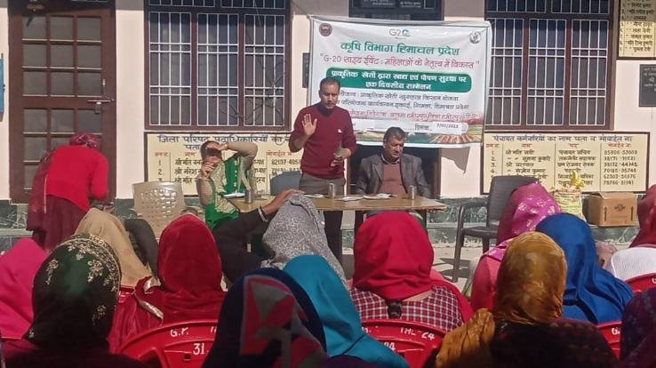 Tell women in Panchayat Taal the benefits of natural farming and coarse grains