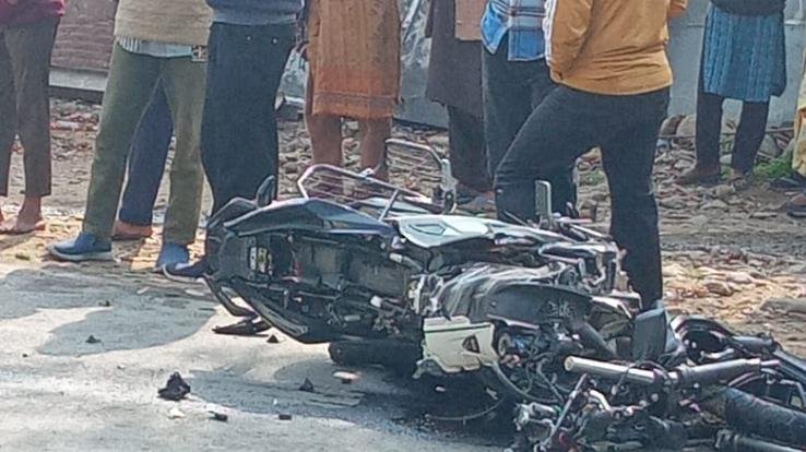 Clash between car and bike in Raihan