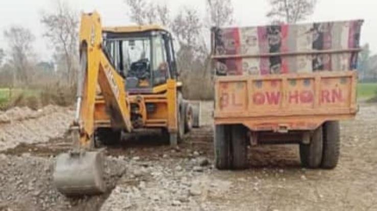 Police seized JCB and a tractor while doing illegal mining in Tyoda
