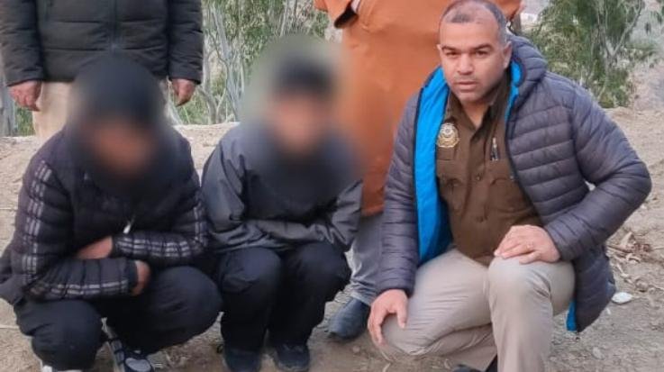 8 gram chitta recovered from two youths on Lavan contact road