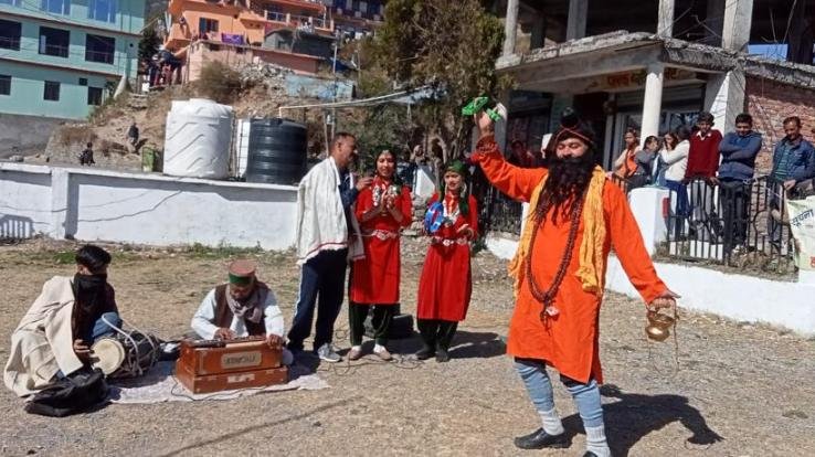 Sirmaur: Information about the schemes of the government was given to the people through street plays.