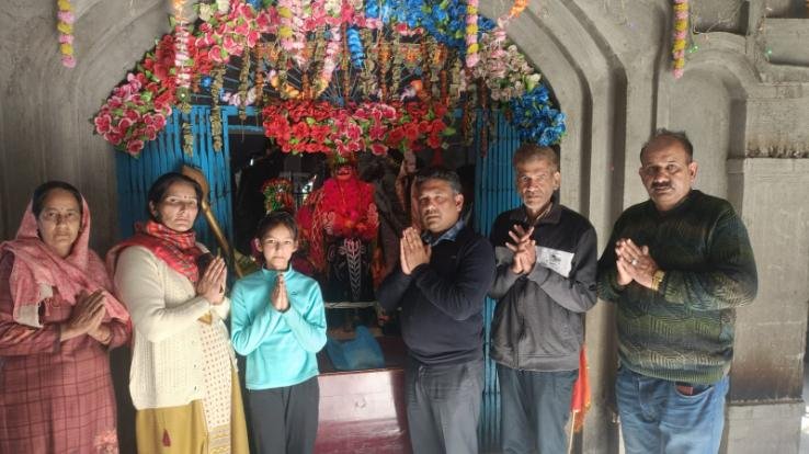Paragpur: Advocate General Anoop Ratna paid obeisance at Baba Siddha Chano Dangda