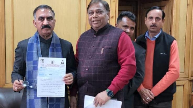 Dr. Arya contributed Rs 51,000 to the Sukhashraya Fund