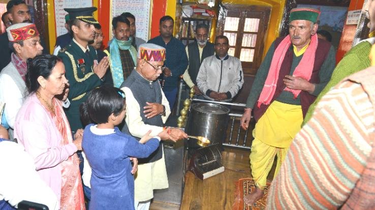 Governor bowed his head at Jakhu temple
