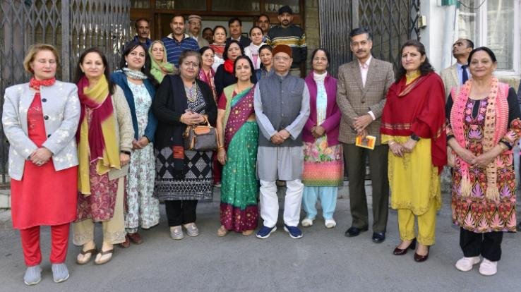 Governor visits Red Cross building