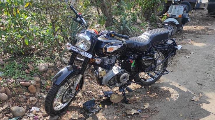 डाडासीबा में आरा चाैक में डंगे से टकराई बाइक,एक जख्मी