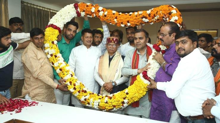Governor Shiv Pratap Shukla received a dignified welcome in New Delhi.