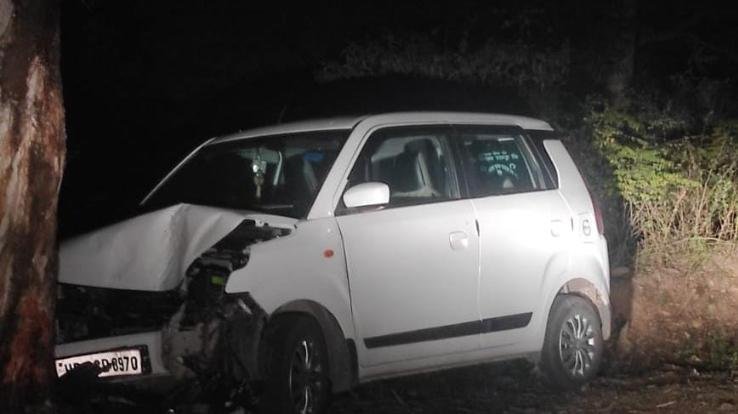 Last night in Surajpur suddenly a vehicle going on the wrong side hit a tree