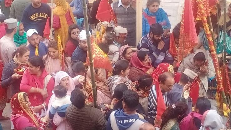 पालमपुर : होली कमेटी घुग्गर ने कालीबाड़ी मंदिर में चढा़या झंडा 