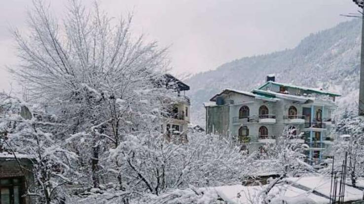 Light snowfall in Himachal Pradesh brings down temperature