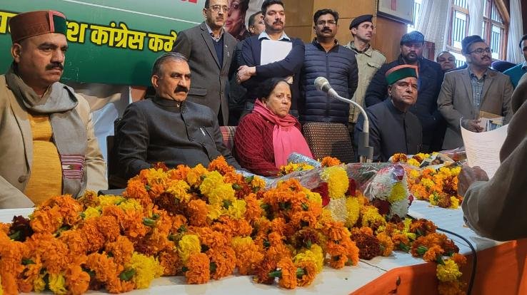  Hundreds of Pachhad workers met the Chief Minister at Rajiv Bhawan, Shimla.