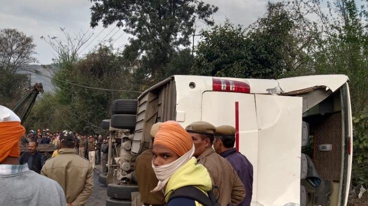 Horrible- road- accident- on- NH- Chandigarh-Manali-, one- girl -died,- 40- people- injured