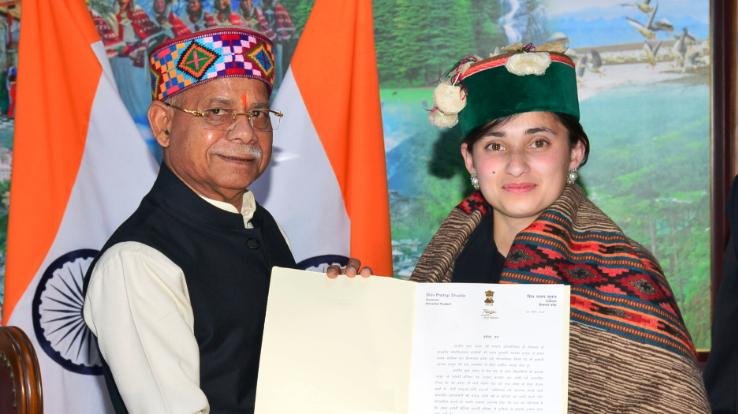 The Governor honored the winner of National Youth Parliament Festival