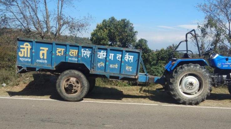 Tractor overturned on the road in Rakkar, rider's leg amputated