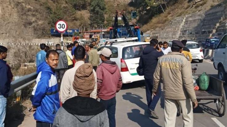 5-dead-as-innova-rams-into-pedestrians-in-solan 