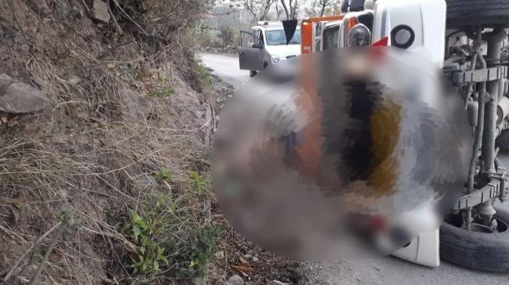 Karsog: -Pickup -overturned- in -the -middle- of -the- road, -driver -killed