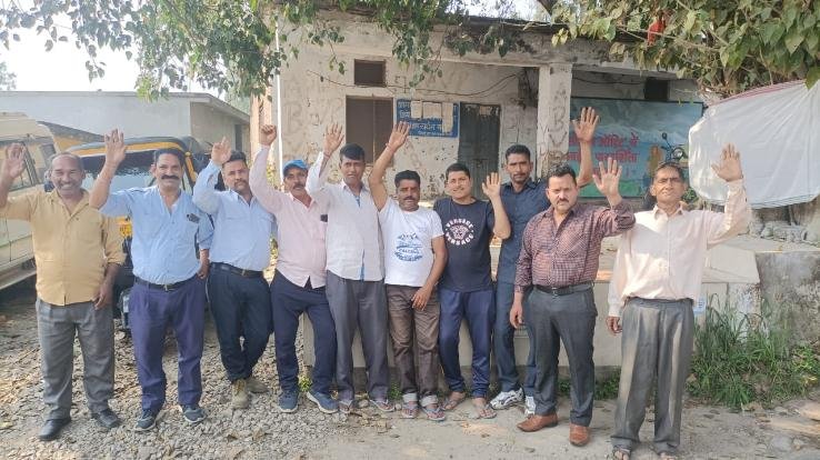 Demand to build a new building by demolishing the ruined Patwar Bhawan