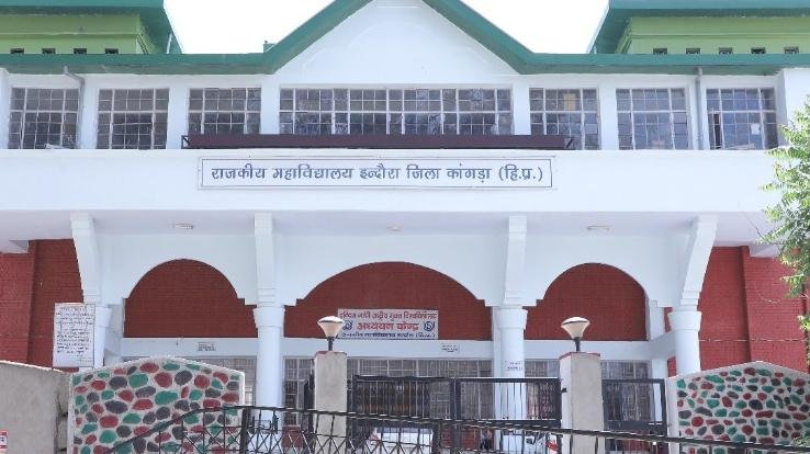 Tamanna first in speech competition in Indora College