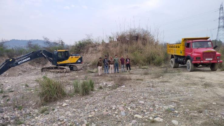 Fatehpur- police -caught- two -vehicles -doing- illegal- mining,- case- registered