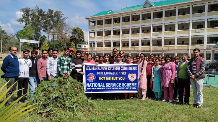 Volunteers gave the message of plastic free India in Takipur