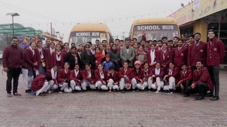 बी०एल०सेंट्रल पब्लिक स्कूल कुनिहार के छात्र-छात्राओं ने शैक्षणिक भ्रमण में निहारा आनंदपुर साहिब