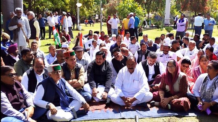 Una: Gandhi neither bows down, nor stops nor retreats: Mukesh Agnihotri