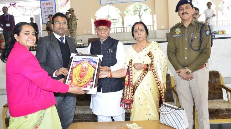 The Governor offered prayers at Maa Jwalaji, Brajeshwari Devi Mata and Chamunda Mata temples.