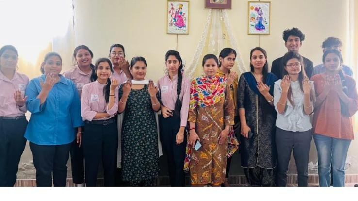 चंडीगढ़ : विद्या ज्योति एडुवर्सिटी में नेल आर्ट प्रतियोगिता में विद्यार्थियों ने दिखाई प्रतिभा