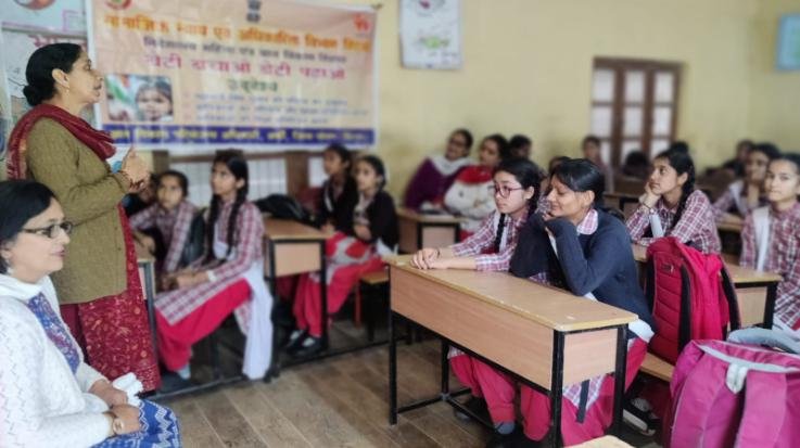 Kunihar: In Kharar Hatti School, the girl students were made aware of cleanliness